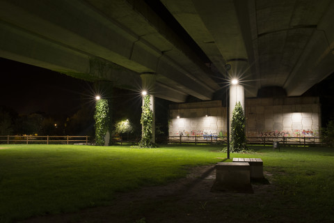 Spanien, Naron, Park unter der Autobahnbrücke, nachts von Straßenlampen beleuchtet, lizenzfreies Stockfoto