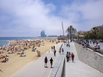 Spanien, Barcelona, La Barceloneta, Strand und Promenade von San Sebastia - AMF004137