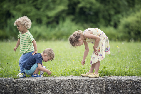 Drei kleine Kinder spielen zusammen, lizenzfreies Stockfoto