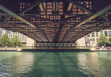 USA, Illinois, Chicago, Chaicago River, Bridge, View from below - DISF002151