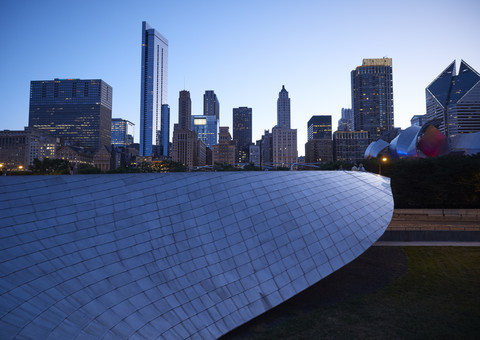 USA, Illinois, Chicago, Skyline, Jay Pritzker Pavilion, BP Fußgängerbrücke, lizenzfreies Stockfoto