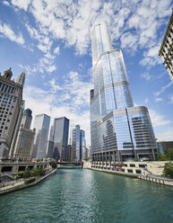 USA, Illinois, Chicago, Chicago River, Trump Tower, Hochhäuser - DISF002162