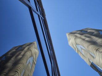 USA, Illinois, Chicago, Aqua Tower, reflexion in glass facade - DISF002172