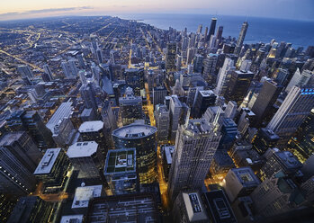 USA, Illinois, Chicago, Blick vom Willis Tower am Abend - DISF002177