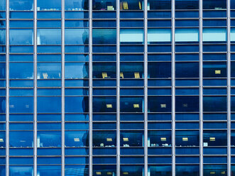 USA, Illinois, Chicago, High-rise building, glass facade - DISF002182