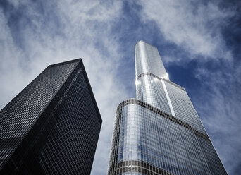 USA, Illinois, Chicago, Langham Hotel, Trump Tower rechts, Blick von unten - DISF002187