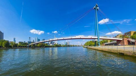 Deutschland, Hessen, Frankfurt, Finanzviertel, Holbeinsteg-Brücke über den Main, lizenzfreies Stockfoto