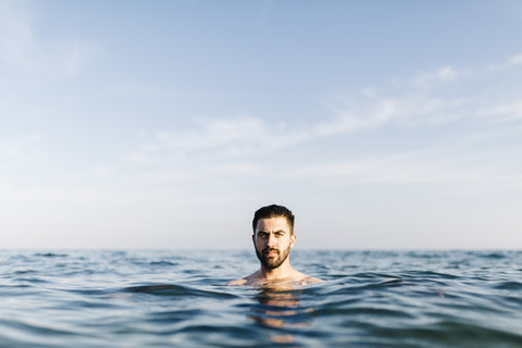 Porträt eines jungen Mannes im Meer, lizenzfreies Stockfoto
