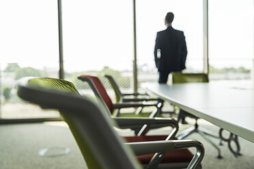 Konferenzraum mit Geschäftsmann am Fenster - UUF005406