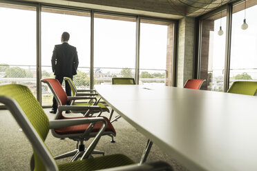 Conference room with businessman at the window - UUF005407