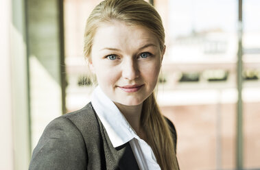 Portrait of confident young businesswoman - UUF005425