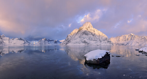 Norwegen, Olstind, Reine, Reinefjord, Lofoten, Berg Olstind bei Sonnenuntergang - RUEF001627