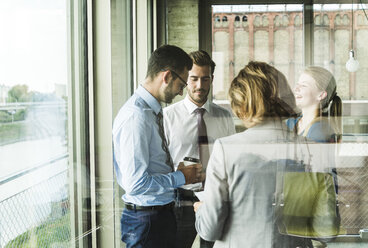 Business people talking at the window - UUF005510