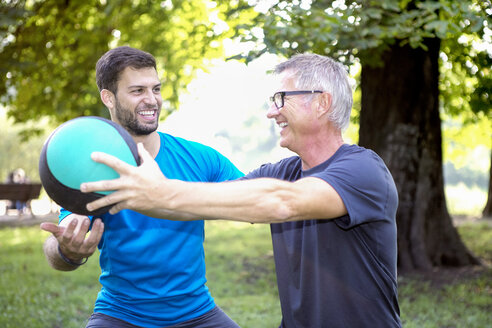 Man training with his personal trainer in a park - SEGF000405