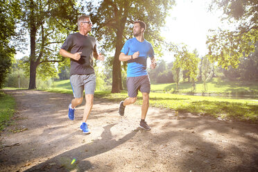 Zwei Männer joggen zusammen in einem Park - SEGF000409