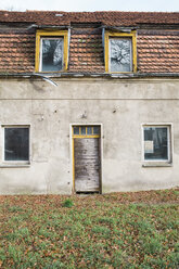 Deutschland, Brandenburg, baufälliges Wohnhaus - ASCF000344