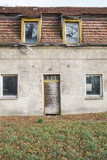 Deutschland, Brandenburg, baufälliges Wohnhaus - ASCF000344