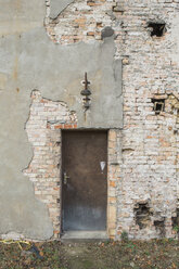 Germany, Brandenburg, facade and door of ramshackle building - ASCF000345