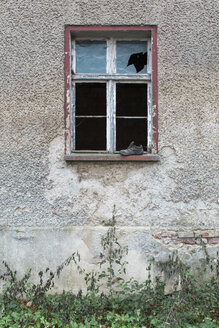 Deutschland, Brandenburg, Fassade und Fenster eines baufälligen Wohnhauses - ASCF000342