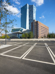 Deutschland, Frankfurt, Europäische Zentralbank, Parkplatz vor dem Haupteingang - AMF004171
