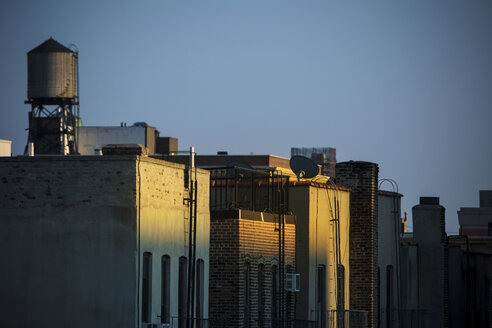 USA, New York City, Alte Wassertanks auf Dächern im East Village - ONF000853