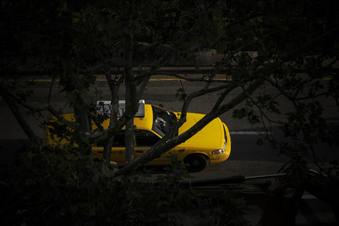 USA, New York City, Gelbes Taxi bei Nacht, Blick von oben, lizenzfreies Stockfoto
