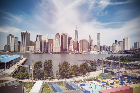 USA, New York City, Blick auf die Skyline von Manhattan und den East River - ONF000863