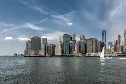 USA, New York City, Blick auf die Skyline von Manhattan und den East River - ONF000864