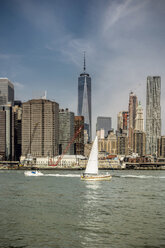USA, New York City, Blick auf die Skyline von Manhattan und den East River - ONF000920