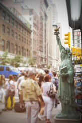 USA, New York City, Straßenleben in Chinatown - ONF000879