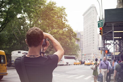 USA, New York City, Touristen fotografieren das Flatiron Building - ONF000880