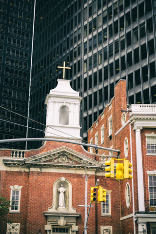 USA, New York City, christliche Kapelle vor einem Hochhaus, lizenzfreies Stockfoto