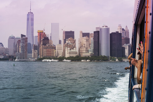 USA, New York City, Blick auf die Skyline von Manhattan und den East River - ONF000886