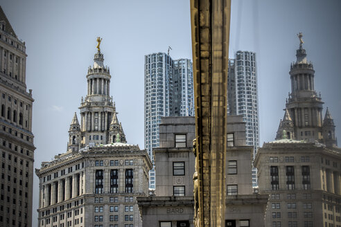 USA, New York City, Hochhaus gespiegelt in Glasfassade - ONF000892