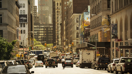 USA, New York City, Autos in einer Straße in Manhattan - ONF000904