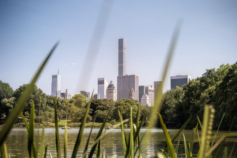 USA, New York City, Menschen rudern auf dem Central Park See, lizenzfreies Stockfoto