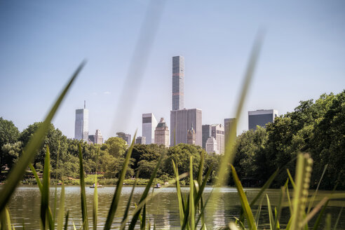 USA, New York City, Menschen rudern auf dem Central Park See - ONF000909