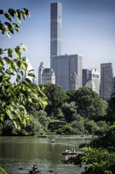 USA, New York City, Menschen rudern auf dem Central Park See - ONF000911