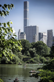 USA, New York City, Menschen rudern auf dem Central Park See - ONF000911