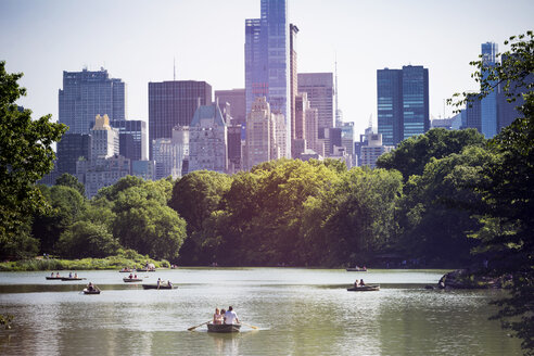 USA, New York City, Menschen rudern auf dem Central Park See - ONF000912