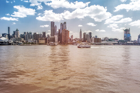 USA, New York City, Blick auf die Skyline von Manhattan und den Hudson River - ONF000913
