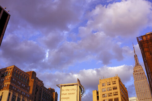 USA, New York City, Wolkenkratzer und Werbeplakat - ONF000915