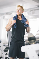 Athlete in gym having a break - MADF000566