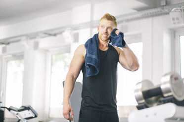 Athlete in gym having a break - MADF000567