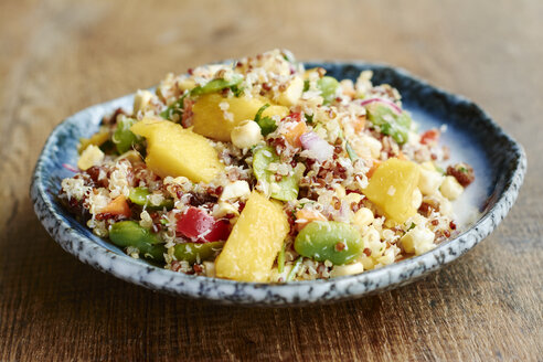 Quinoa-Salat mit Mango, Karotten, Favabohnen, roter Paprika, roter Zwiebel, Mais, Kokosnuss und Rosinen - HAWF000846