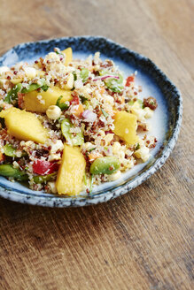 Quinoa-Salat mit Mango, Karotten, Favabohnen, roter Paprika, roter Zwiebel, Mais, Kokosnuss und Rosinen - HAWF000847