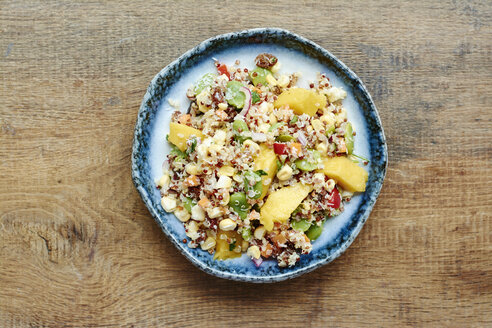 Quinoa-Salat mit Mango, Karotten, Favabohnen, roter Paprika, roter Zwiebel, Mais, Kokosnuss und Rosinen - HAWF000848