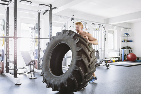 Sportler beim Training mit Traktorreifen - MADF000579