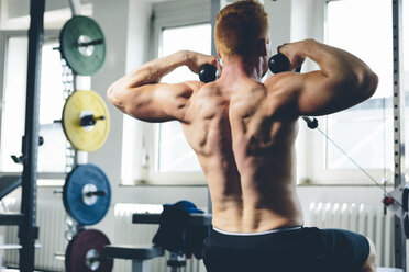 Physical athlete exercising with cable machine - MADF000582