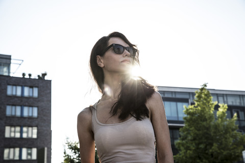 Dunkelhaarige Frau mit Sonnenbrille, lizenzfreies Stockfoto